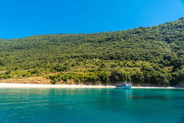 在阿尔巴尼亚Sarande附近的阿尔巴尼亚海滨的小船上看到的Kakome海滩及其碧绿的海水 阿尔巴尼亚 — 图库照片