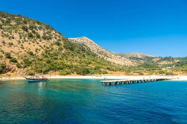 在阿尔巴尼亚Sarande附近的阿尔巴尼亚河岸上从小船上看到的Kakome海滩的船坞及其碧绿的海水 — 图库照片