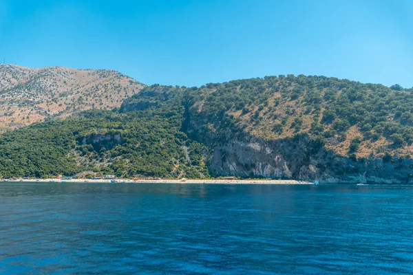 Kroreza或Krorez海滩 在阿尔巴尼亚Sarande附近的阿尔巴尼亚人河及其绿松石水域从船上看到 — 图库照片
