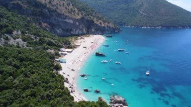 Arnavutluk 'un Sarande kentindeki Arnavutluk Rivierası' ndaki Kroreza veya Krorez cennet plajının insansız hava aracı görüntüsü. turkuaz sular