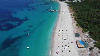 Arnavutluk 'un Sarande kentindeki Arnavutluk Rivierası' ndaki Kroreza veya Krorez cennet plajının insansız hava aracı görüntüsü