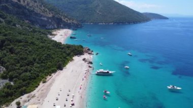 Arnavutluk 'un Sarande kentindeki Arnavutluk Rivierası' ndaki Kroreza veya Krorez cennet plajının insansız hava aracı görüntüsü