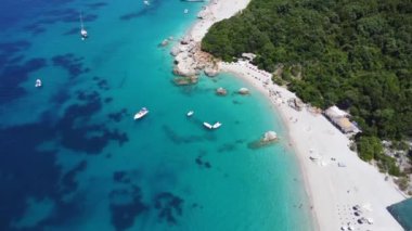 Arnavutluk 'un Sarande kentindeki Arnavutluk Rivierası' ndaki Kroreza veya Krorez cennet plajının insansız hava aracı görüntüsü. turkuaz sular