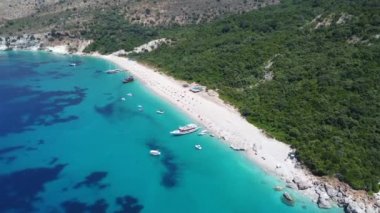 Arnavutluk 'un Sarande kentindeki Arnavutluk Rivierası' ndaki Kroreza veya Krorez cennet plajının insansız hava aracı görüntüsü. Sahilin baştan aşağı planı.