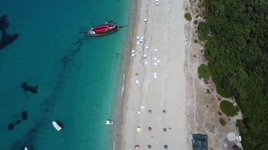 Arnavutluk 'un Sarande kentindeki Arnavutluk Rivierası' ndaki Kroreza veya Krorez cennet plajının insansız hava aracı görüntüsü. Merkez düzlem