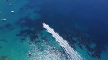 Arnavutluk 'un Sarande kentindeki Arnavutluk Rivierası' ndaki Kroreza veya Krorez cennet plajının insansız hava aracı görüntüsü. Sahilde yelken açan turist teknesi.