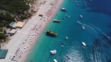 Arnavutluk 'un Sarande kentindeki Arnavutluk Rivierası' ndaki Kroreza veya Krorez cennet plajının insansız hava aracı görüntüsü. Merkez düzlem