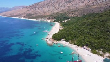 Arnavutluk 'un Sarande kentindeki Arnavutluk Rivierası' ndaki Kroreza veya Krorez cennet plajının insansız hava aracı görüntüsü. Sahilin planı soldan sağa