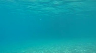 Arnavutluk 'un Sarande kentindeki Arnavut Rivierası' ndaki Kroreza veya Krorez plajının su çekimi. Suda hareket odasıyla