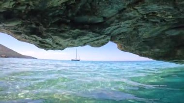 Arnavutluk 'un Sarande kentindeki Kroreza veya Krorez sahilindeki küçük bir tekne mağarasından su çekildi. Suda hareket odasıyla