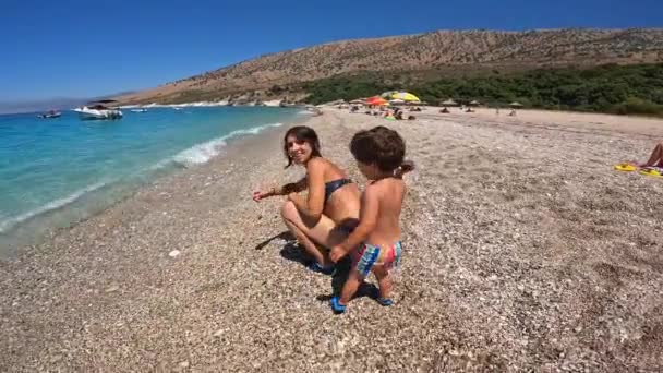 Мать Сын Райском Пляже Крореза Крорез Видели Лодки Албанской Ривьере — стоковое видео