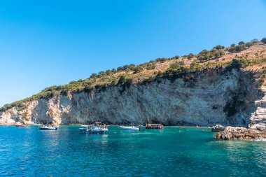 Sarande yakınlarındaki Arnavut Rivierası 'ndaki tekneden görülen Gremina plajı, turkuaz deniz suyu