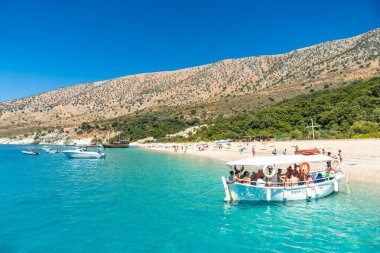  Arnavutluk 'un Sarande kentindeki Arnavut Rivierası' ndaki tekneden cennet sahili Kroreza veya Krorez