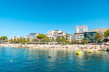  Arnavutluk 'un başkenti Arnavutluk' taki bir tekneden görülen plajlar ve Sarande veya Saranda