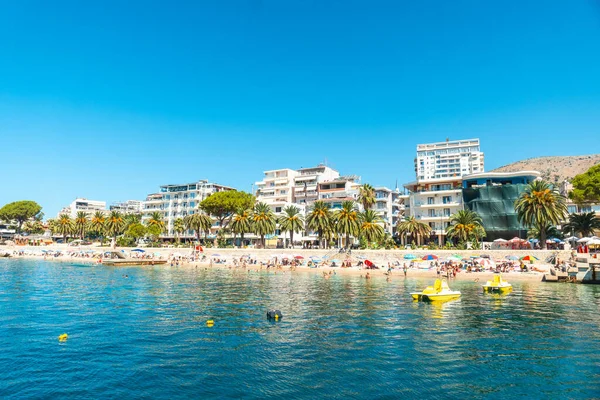  Arnavutluk 'un başkenti Arnavutluk' taki bir tekneden görülen plajlar ve Sarande veya Saranda