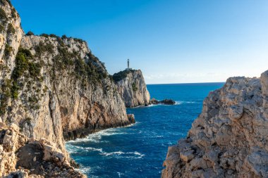 Yunanistan 'ın Lefkada adasının güney bölgesindeki Deniz Feneri veya Cape Ducato Lefkas' ta manzara. Yunanistan.