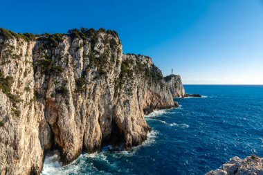Yunanistan 'ın Lefkada adasının güney bölgesindeki Deniz Feneri veya Cape Ducato Lefkas' ta manzara. Yunanistan.