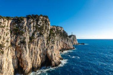 Yunanistan 'ın Lefkada adasının güney kesimindeki Deniz Feneri veya Cape Ducato Lefkas' ta mavi deniz. Yunanistan.