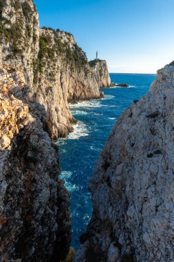 Yunanistan 'ın Lefkada adasının güney kesimindeki Deniz Feneri veya Cape Ducato Lefkas' ta mavi deniz. Yunanistan.