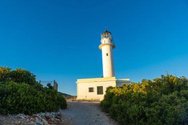 Lefkada adasının güney bölgesinde gün batımında beyaz deniz feneri veya Cape Ducato Lefkas 'ın detayları. Yunanistan.