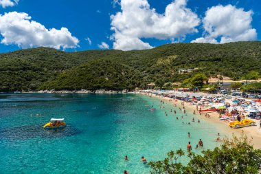 Lefkada 'daki Paralia Mikros Gialos' tan yazın sahili görmek. Yunanistan.