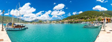 Lefkada Adası 'nın güneyindeki Vasiliki şehrindeki restoranların limanında panoramik. Yunanistan