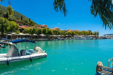 Lefkada adasının güneyindeki turkuaz denizi ile Vasiliki şehrinin güzel kıyı manzarası. Yunanistan