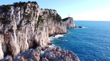 Yunanistan 'ın Lefkada adasının güney bölgesindeki Deniz Feneri veya Cape Ducato Lefkas' ta manzara. Yunanistan.