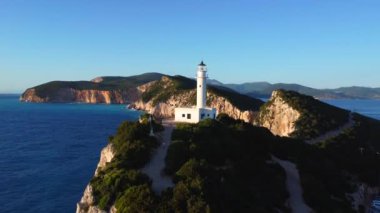 Lefkada adasının güney bölgesindeki Deniz Feneri veya Cape Ducato Lefkas 'taki uçurumlar. Yunanistan.