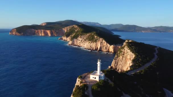 Lefkada岛南部的悬崖和白色灯塔或Ducato Lefkas角日落时的无人驾驶飞机图像 变焦飞机 — 图库视频影像