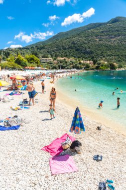 Yazın, Lefkada 'daki Paralia Mikros Gialos' un yaz tatilinde sahilde yıkanır. Yunanistan.