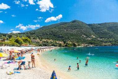 Yazın, Lefkada 'daki Paralia Mikros Gialos' un yaz tatilinde sahilde yıkanır. Yunanistan.