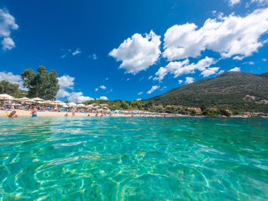 Lefkada adasının güneyindeki Paralia Mikros Gialos 'un güzel kumsalı. Yunanistan.