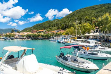 Lefkada Adası 'nın güneyindeki Vasiliki şehrindeki restoran alanında liman. Yunanistan