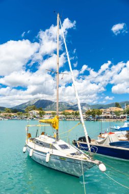 Lefkada Adası 'nın güneyindeki Vasiliki şehrindeki liman. Yunanistan