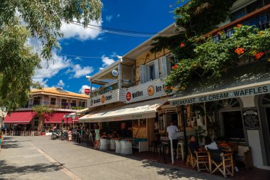Lefkada Adası 'nın güneyindeki Vasiliki şehrindeki restoran alanı. Yunanistan.