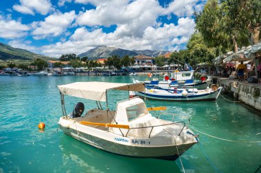 Lefkada adasının güneyindeki Vasiliki kıyı kasabasında liman. Yunanistan