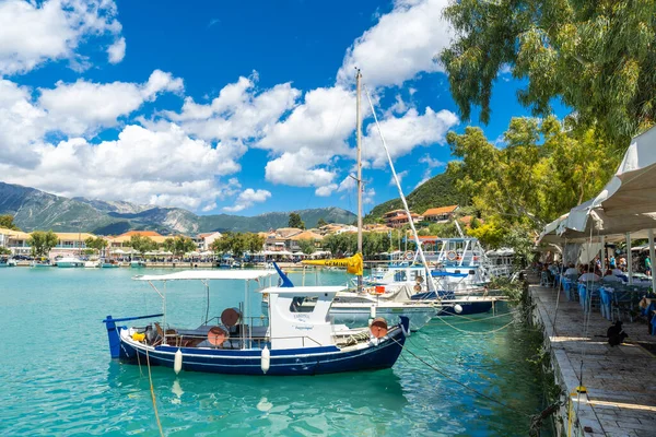 Lefkada Adası 'nın güneyindeki Vasiliki şehrindeki liman. Yunanistan
