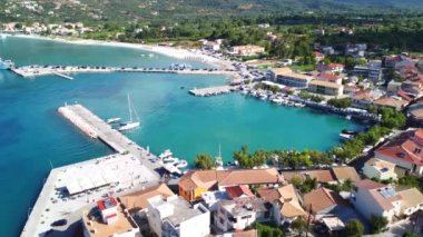 Lefkada adasının güneyindeki Vasiliki kıyı kasabasının havadan görüntüsü. Yunanistan