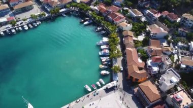Yunanistan 'ın Lefkada adasının güneyindeki Vasiliki kıyı kasabasının hava görüntüsü. Güzel kristal berrak turkuaz ve mavi sular