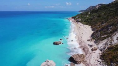 Lefkada 'daki cennet kumlu Megali Petra plajında hava aracı görüntüsü. Güzel kristal berrak turkuaz ve mavi sular. Yunanistan