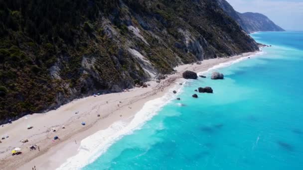 美しいターコイズとブルーウォーターのドローンからの空中ビュー レフエの砂のメガリペトラビーチ ギリシャ — ストック動画