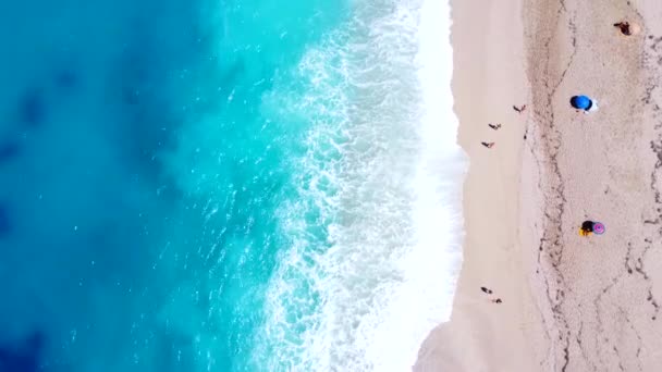 งทางอากาศโดรนทางอากาศในฤด อนบนชายหาดทรายสวรรค Megali Petra ในเลฟกาดา สวยงามใสเทอร ควอยส และน าทะเลส — วีดีโอสต็อก