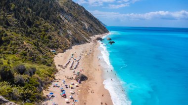 Lefkada 'daki Megali Petra kumlu plajında kristal berrak turkuaz ve mavi suyun insansız hava aracı çekimi. Yunanistan