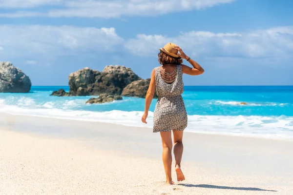 Lefkada Adası, İyon Denizi, Yunanistan 'daki Megali Petra plajında yürüyen bir kadın