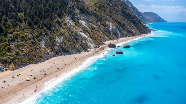 레프카스의 메갈리 페트라 모래사장에서 아름다운 크리스탈 청록색과 그리스 — 스톡 사진