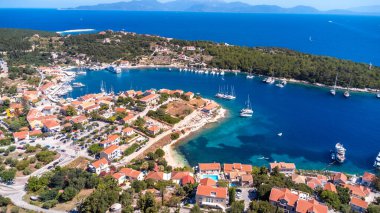 Yunanistan 'ın Kefalonia adasındaki Fiskardo köyünün hava manzarası