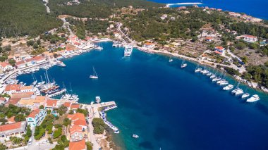 Yunanistan 'ın Kefalonia adasındaki Fiskardo köyünün insansız hava aracı panoraması