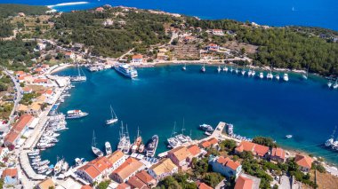 Yunanistan 'ın Kefalonia adasındaki Fiskardo köyünün insansız hava aracı panoraması