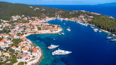 Yunanistan 'ın Kefalonia adasındaki Fiskardo köyünün insansız hava aracı görüntüsü